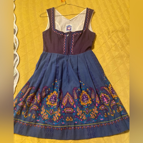 Authentic Embroidered German Dirndl Size 38 - Picture 1 of 4